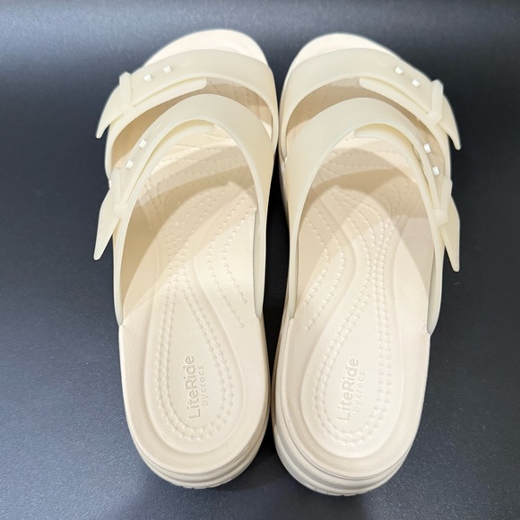 CROCS Beige Sandstone Brooklyn Buckle Frosted Low Wedge Sandals Women’s Size 8 - Picture 6 of 16